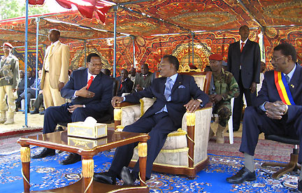 Au centre, le président Idriss Deby Itno, le 1er décembre, dans la capitale, lors des cérémonies célébrant son 17e anniversaire au pouvoir.(Photo : Marie -Pierre Olphand/RFI)