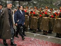 Romano Prodi est reparti ce 23 décembre après avoir rencontré le président Hamid Karzai et déjeuné avec les militaires italiens à Herat, dans le nord-ouest de l’Afghanistan.(Photo Reuters)