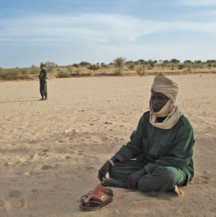 Timan Erdimi, président du Rassemblement des forces pour le changement, à la frontière Tchad-Soudan, il y a quelques mois, sous l'oeil vigilant d'un rebelle du RFC.(Photo : Laurent Correau/RFI)