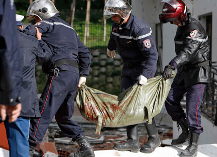 Les secours transportent le corps d'une victime de l'explosion près de la Cour suprême à Alger.(Photo : Reuters)