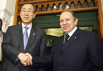 Le président algérien Abdelaziz Bouteflika (droite) et le secrétaire général de l'Onu Ban Ki-moon.(Photo : Reuters)