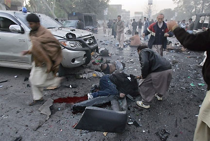 Sur les lieux de l'attentat dans la banlieue d'Islamabad, le 27 décembre 2007.(Photo : AFP)