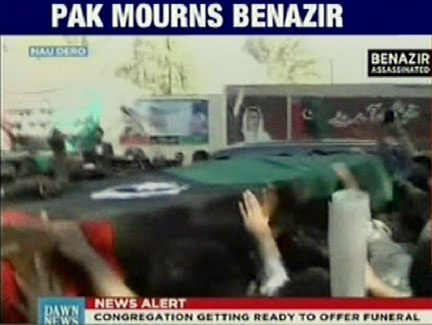 « Le Pakistan pleure Benazir ». Les obsèques de Benazir Bhutto à la télévision pakistanaise le 28 décembre 2007.(Photo : AFP)