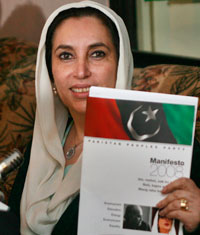 Benazir Bhutto montre le manifeste de son parti, le 30 novembre 2007, en vue des prochaines élections législatives au Pakistan.(Photo : Reuters)