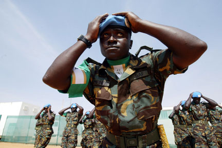 Le 31 décembre 2007, les troupes de la Mission de l'Union africaine ont échangé leurs bérets verts contre les bérets bleus de l'ONU au Darfour.(Photo : Reuters)