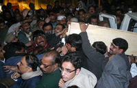 Des milliers de partisans de Benazir Bhutto sont venus assister aux obsèques prévues dans la journée au fief familial, dans la province méridionale du Sindh, près de la ville de Larkana.(Photo : Reuters)