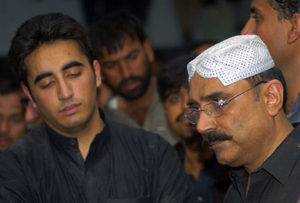 Le fils de Benazir Bhutto, Bilawal (à gauche) à côté de son père Asif Ali Zardari, lors des obsèques le 28 décembre 2007.(Photo : AFP)