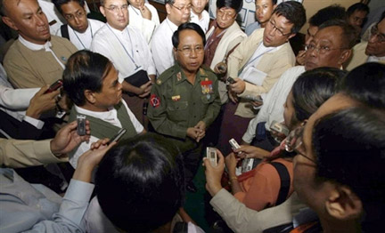 Le ministre birman de l'Information, le général Kyaw Hsan, lors de la conférence de presse du lundi 3 décembre 2007 dans la nouvelle capitale, Naypyidaw.(Photo : AFP)