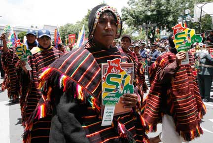 Des partisans du président bolivien Evo Morales défilent, le 15 décembre à La Paz, avec à la main une pancarte où l'on peut lire : « La Bolivie dit oui à la nouvelle Constitution » .(Photo : Reuters)