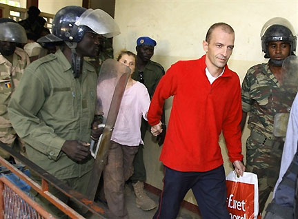 Eric Breteau (à droite) et Emilie Lelouche (à gauche) quittent le tribunal de Ndjamena, le 21 décembre 2007.(Photo : AFP)