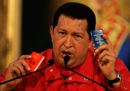 Le président vénézuélien Hugo Chavez tient dans sa main gauche, une copie de la Constitution ; dans l'autre, le projet de réforme.(Photo : Reuters)