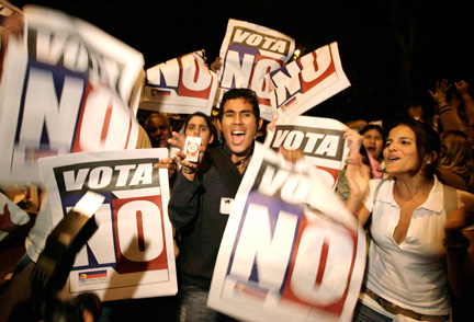 Les opposants à la réforme constitutionnelle célèbrent leur victoire dans les rues de Caracas.(Photo : Reuters)