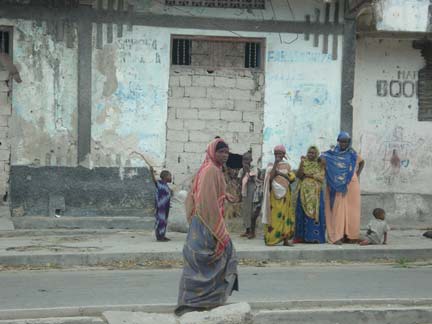 Des populations déplacées des quartiers de Bakara.(Photo : Stéphanie Braquehais / RFI)