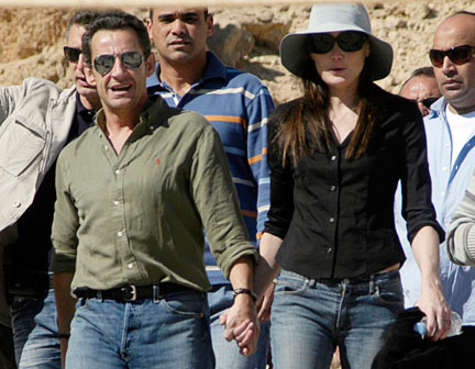 Nicolas Sarkozy et Carla Bruni pendant leur visite dans la Vallée des Rois, près de Louxor, le 27&nbsp;décembre 2007.(Photo : Reuters)