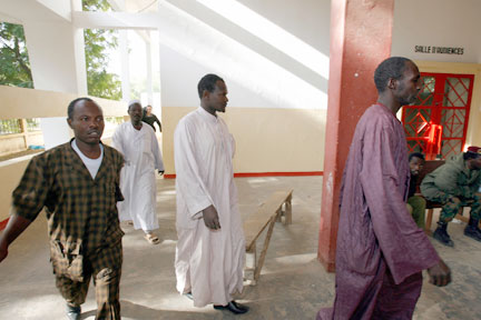 Des membres des familles des 103&nbsp;enfants tchadiens au Palais de justice, à Ndjamena, le 24 décembre 2007.(Photo : Reuters)