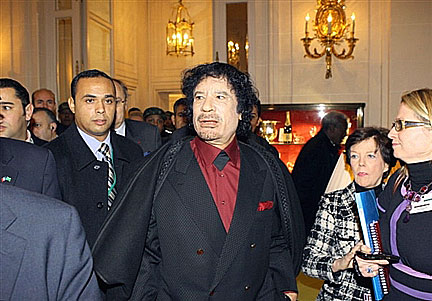 Le leader libyen Mouammar Kadhafi à son arrivée à l’hôtel Ritz à Paris pour une rencontre avec le Medef, le patronat français.(Photo : Reuters)