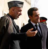 Le président français Nicolas Sarkozy (D) reçu par son homologue afghan, Hamid Karzai, à Kaboul le 22 décembre 2007.(Photo : Reuters)