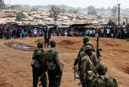 Face à face tendu entre la police et des habitants de Kibera, dans la banlieue de Nairobi, le 30&nbsp;décembre 2007.(Photo : Reuters)