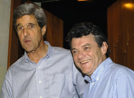 Le sénateur américain John Kerry en compagnie du ministre français de l'Environnement et du Développement durable Jean-Louis Borloo (droite).(Photo : AFP)