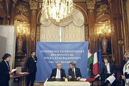 Bernard Kouchner, ministre français des Affaires étrangères (d) et Salam Fayyad, Premier ministre palestinien lors de la Conférence des donateurs à Paris, le 17 décembre.(Photo : AFP)