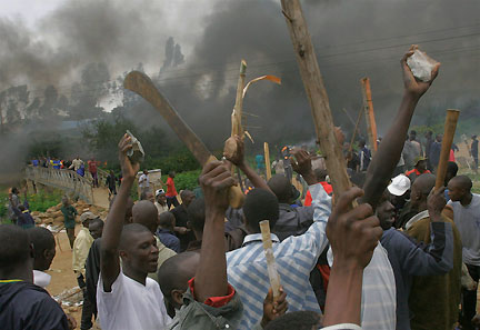 Une foule en colère à Nairobi, le 31 décembre 2007.(Photo : Reuters)