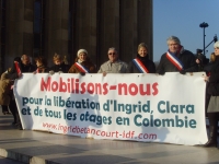 Manifestation sur le parvis du Trocadero pour la libération d'Ingrid Betancourt ce 19 décembre 2007.(Photo / Manu Pochez/RFI)
