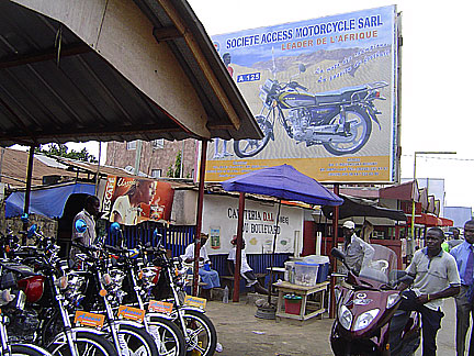 Des motos chinoises chez un concessionnaire de Lomé, au Togo.(Photo : Carine Frenk/RFI)