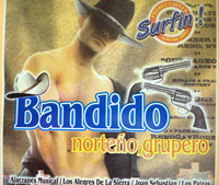 Les CD des narco-corridos ne craignent pas les pochettes violentes.(Photo : Patrice Gouy / RFI)
