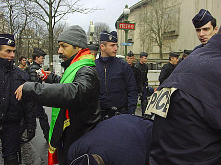 80 personnes ont été arrêtées, ce lundi 10 décembre 2007, à Paris, pour participation à une manifestation «&nbsp;illégale&nbsp;».(Photo : Laurent Correau/RFI)