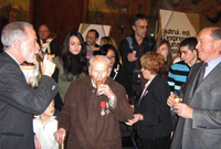 Lazarre Ponticelli buvant le champagne le 16 décembre 2007 à la CNIH avec, à droite, Jacques Toubon.© <a href="http://dersdesders.free.fr/" target="_blank">Frédéric Mathieu</a>