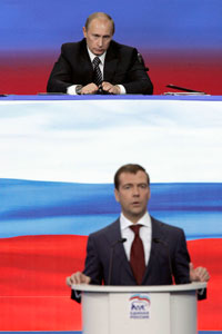Le premier vice-Premier ministre russe Dmitri Medvedev (d) pendant son allocution devant le Congrès de son parti sous l'oeil attentif du président Vladimir Poutine.(Photo : Reuters)