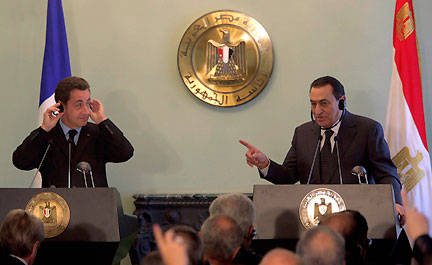 Le président français, Nicolas Sarkozy (à gauche), et son homologue égyptien, le 30 décembre 2007.(Photo : Reuters)
