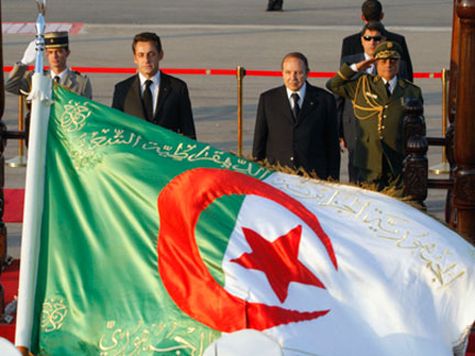 Nicolas Sarkozy est accueilli à Alger par Abdelaziz Bouteflika, le 3 décembre 2007.(Photo : Reuters)