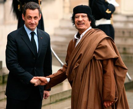Le président Nicolas Sarkozy accueille le dirigeant libyen Mouammar Kadhafi à l'Elysée, le 10 décembre 2007.(Photo : Reuters)
