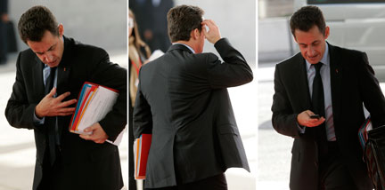 Arrivant au sommet UE-Afrique à Lisbonne, le 8 décembre 2007, Nicolas Sarkozy cherche et... trouve son portable.(Photo : Reuters)