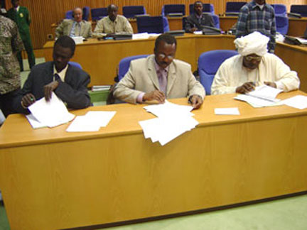 Addis Abeba, le 28 mai 2004. Les délégations du MLS, du MJE et du gouvernement soudanais signent l’accord qui ouvre la voie à une mission de l’Union africaine. (Photo : L. Correau / RFI)