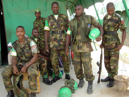 Nyala dans le Darfour Sud en 2005, des «soldats de la paix» de l’Union africaine.(Photo : L. Correau / RFI)