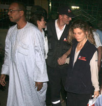 Eric Breteau (derrière au milieu) et sa compagne Emilie Lelouch (d) à la sortie du palais de Justice de Ndjamena le 26 décembre après le verdict.(Photo : Reuters)