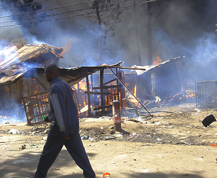 Un commerce incendié à Nairobi.(Photo : Stéphanie Braquehais/RFI)