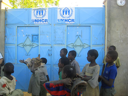 Enfants devant le siège de Children rescue, aujourd’hui fermé.(Photo : Marie -Pierre Olphand/RFI)