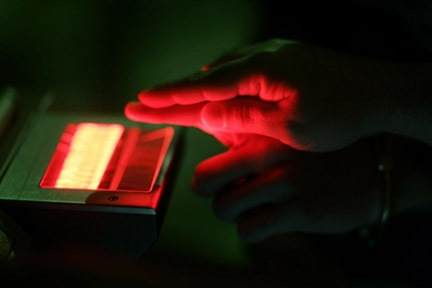 Cette année, la plupart des consulats américains à travers le monde ont été équipés de scanners spéciaux pour enregistrer les empreintes digitales de tous les doigts des personnes qui demandent un visa.(Photo : AFP)