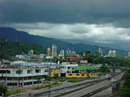 Vue de Villavicencio en Colombie, où tous les regards se tournent, dans l'attente de la libération des 3 otages.(Photo : Wikipédia)