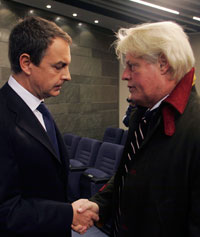 Le chef du gouvernement espagnol Jose Luis Zapatero reçoit les condoléances de l’ambassadeur de France à Madrid, Bruno Delaye, le 1<sup>er</sup>&nbsp;décembre 2007.(Photo : Reuters)