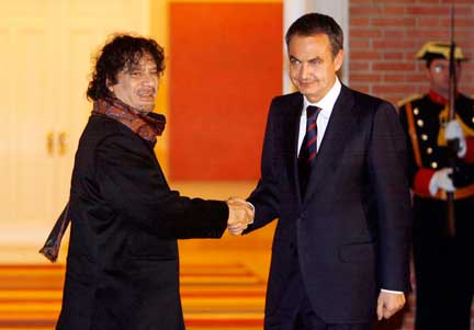Mouammar Kadhafi, président lybien (g) et José Luis Rodriguez Zapatero, Premier ministre espagnol, à Madrid, le 17 décembre.(Photo : Reuters)
