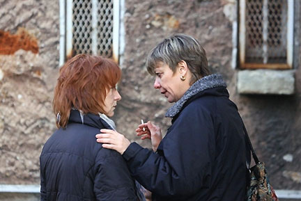 Christine Peligat (à gauche), la femme d'Alain Peligat et Agnès Breteau, l'ex-femme d'Eric Breteau responsable de l'Arche de Zoé.(Photo : AFP)