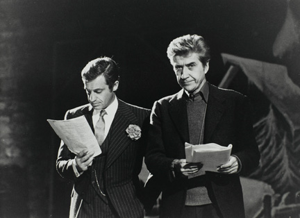 Alain Resnais avec Jean-Paul Belmondo (à g.) sur le tournage de Stavisky en 1974.Collection Positif