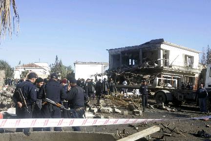 Des policiers algériens rassemblés devant le lieu de l'explosion à Naciria.(Photo : Reuters)