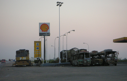 Sur la route qui mène à Larkana depuis Karachi, les traces des trois jours d’émeutes qui ont suivi l’assassinat de Benazir Bhutto sont encore visibles. Ici, des bus ont été incendiés, les stations d’essence ont été fermées et surveillées par l’armée. Des postes de la police des autoroutes ont été attaqués, et aux péages tous les personnels ont déserté.(Photo : Manu Pochez)