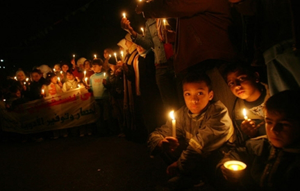 Des manifestants brandissent des bougies à Gaza pour protester contre les coupures de courant, ce lundi 21 janvier.( Photo : AFP )