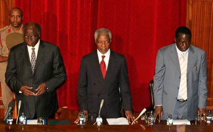 Mwai Kibaki, Kofi Annan et Raila Odinga observent une minute de silence, en mémoire des victimes des violences qui ont commencé au lendemain du scrutin présidentiel du 27 décembre.( Photo : Reuters )